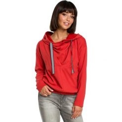 Bluza z kapturem z zakładką z przodu - czerwona. Czerwone bluzy damskie BE, s, z dzianiny. Za 189,00 zł.