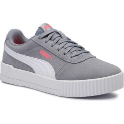 Sneakersy PUMA - Carina 369864 05 Tradewinds/Puma White. Szare półbuty damskie Puma, na co dzień, bez wzorów, z zamszu, bez obcasa, bez zapięcia. W wyprzedaży za 169,99 zł.