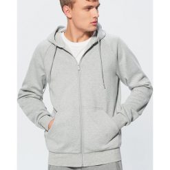 Rozpinana bluza Basic z kapturem - Jasny szary. Szare bluzy męskie marki Cropp, s, bez wzorów, z kapturem, bez rękawów, z kapturem. Za 89,99 zł.