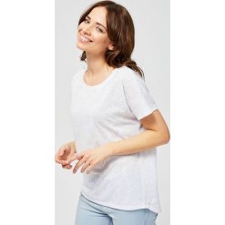 Koszulka z transparentnym nadrukiem. Białe koszulki damskie Moodo, s, z nadrukiem, bez kołnierzyka, bez rękawów. Za 24,99 zł.