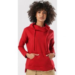 Czerwona Bluza Corigonia. Czerwone bluzy damskie Born2be, xl, bez wzorów, bez rękawów, bez kaptura. W wyprzedaży za 69,99 zł.