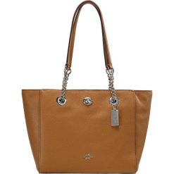 Torebki klasyczne damskie: Coach TURNLOCK CHAIN TOTE Torebka light saddle