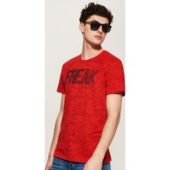 T-shirty męskie: T-shirt camo z napisem – Czerwony