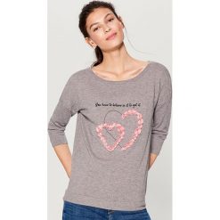 Dzianinowy sweter z aplikacją - Szary. Szare bez kategorii Mohito, s, z dzianiny. W wyprzedaży za 59,99 zł.