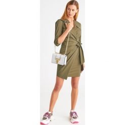SUKIENKA liu jo. Zielone sukienki damskie Liu Jo, na imprezę, bez wzorów, z włoskim kołnierzykiem, bez rękawów, mini, kopertowe. Za 799,00 zł.