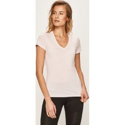 Reebok - T-shirt. Różowe topy damskie Reebok, s, bez wzorów, z elastanu, bez kołnierzyka. Za 139,90 zł.