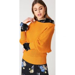 Swetry klasyczne damskie: NA-KD Trend Dzianinowy sweter z odkrytymi ramionami – Orange