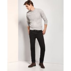 SWETER DŁUGI RĘKAW MĘSKI. Szare swetry męskie Top Secret, na zimę, xl, bez wzorów, z wełny, eleganckie, z klasycznym kołnierzykiem, bez kaptura. W wyprzedaży za 39,99 zł.