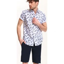 KOSZULA KRÓTKI RĘKAW MĘSKA SLIM FIT. Białe koszule męskie marki Top Secret, na lato, m, z nadrukiem, z bawełny, z krótkim rękawem. W wyprzedaży za 39,99 zł.