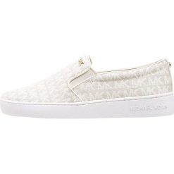 MICHAEL Michael Kors KEATON SLIP ON Półbuty wsuwane optic ivory. Białe półbuty damskie wsuwane MICHAEL Michael Kors, z tworzywa sztucznego, na niskim obcasie. Za 549,00 zł.