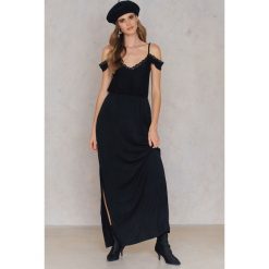 Długie sukienki: Boohoo Długa sukienka z odkrytymi ramionami - Black