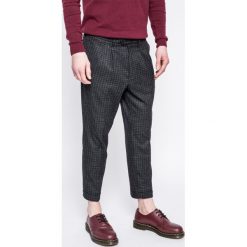 Guess Jeans - Spodnie. Szare jeansy męskie Guess Jeans, na co dzień, m, z aplikacjami, z elastanu, casualowe. W wyprzedaży za 159,90 zł.