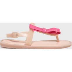 Melissa - Sandały. Różowe klapki damskie Melissa, bez wzorów, z gumy, bez obcasa, na obcasie. W wyprzedaży za 159,90 zł.