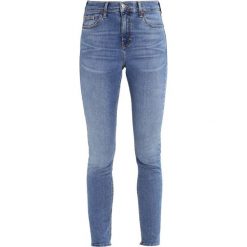 Topshop JAMIE NEW Jeans Skinny Fit middenim. Niebieskie rurki damskie marki Topshop. Za 229,00 zł.