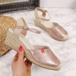 Sandały espadryle na koturnie złote Big Star FF274521 - złoty. Żółte espadryle damskie BIG STAR, bez wzorów, bez obcasa, na koturnie. Za 55,00 zł.