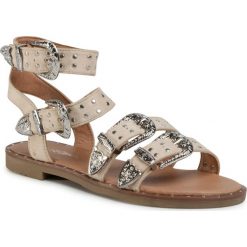 Sandały DEEZEE - WS2855-01 Beige. Brązowe klapki damskie DeeZee, z aplikacjami, ze skóry ekologicznej, bez obcasa, na obcasie. W wyprzedaży za 59,99 zł.