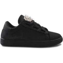 Czarne trampki z kokardkami Black Pearl. Czarne trampki dziewczęce ButyModne, bez wzorów, na sznurówki. Za 69,00 zł.