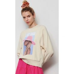 Bluza z nadrukiem Lady Gaga - Kremowy. Białe bluzy damskie Reserved, s, z nadrukiem, bez rękawów, bez kaptura. Za 99,99 zł.
