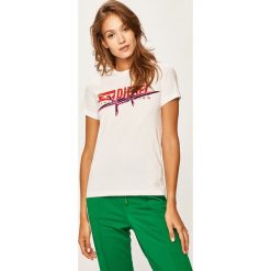 Diesel - T-shirt. Białe bluzki damskie Diesel, s, z nadrukiem, z bawełny, casualowe, z okrągłym kołnierzem. W wyprzedaży za 159,90 zł.