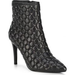 Buty damskie. Czarne botki damskie Wittchen, ze skóry, eleganckie, bez obcasa, na szpilce, bez zapięcia. W wyprzedaży za 419,90 zł.