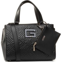 Torebka GUESS - Janay (QG) HWQG7 738050 BLA. Czarne torebki klasyczne damskie Guess, z aplikacjami, ze skóry ekologicznej, klasyczne, bez dodatków. Za 699,00 zł.
