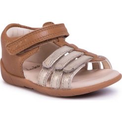 Sandały CLARKS - Zora Spark T 261505377 Tan Leather. Żółte sandały dziewczęce Clarks, ze skóry ekologicznej, bez zapięcia. Za 179,00 zł.