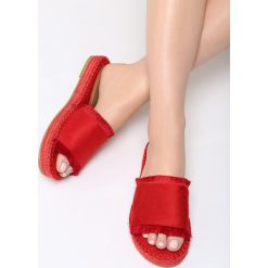 Czerwone Klapki Princess Dream. Czerwone klapki damskie vices, w paski, bez obcasa, na płaskiej podeszwie. Za 39,99 zł.