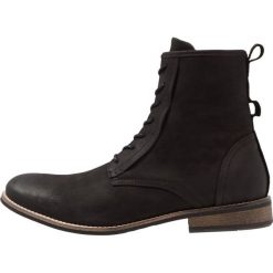 Shoe The Bear WALKER Botki sznurowane black. Czarne bez kategorii marki Shoe The Bear, z materiału, na sznurówki. W wyprzedaży za 639,20 zł.