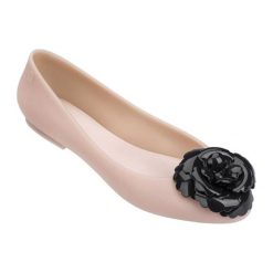 Baleriny w kolorze jasnoróżowym. Różowe baleriny damskie Melissa, Pepe Jeans, bez wzorów, bez obcasa. W wyprzedaży za 129,95 zł.