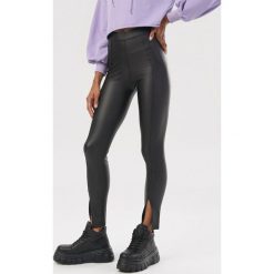 Czarne Legginsy Aleina. Czarne legginsy damskie Born2be, s, bez wzorów. Za 69,99 zł.