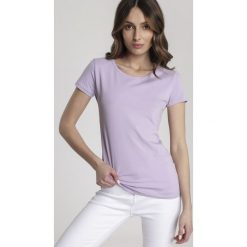 Jasnofioletowy T-shirt Iaosine. Fioletowe bluzki damskie Renee, s, bez wzorów, z tkaniny, z okrągłym kołnierzem, z krótkim rękawem. Za 39,99 zł.