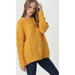 Żółty Sweter Burlingame. Żółte swetry damskie Born2be, uniwersalny, z aplikacjami, ze splotem, z długim rękawem, długie, bez kaptura. Za 149,99 zł.