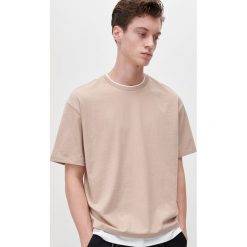 T-shirt z kontrastową wstawką - Beżowy. Brązowe t-shirty męskie Reserved, s, bez wzorów, z kontrastowym kołnierzykiem. Za 49,99 zł.