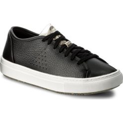 Sneakersy LE COQ SPORTIF - Jane 1810040 Black/Old Brass. Czarne półbuty damskie le coq sportif, na co dzień, bez wzorów, ze skóry, bez obcasa, na płaskiej podeszwie, bez zapięcia. W wyprzedaży za 239,00 zł.