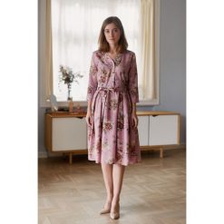 Sukienka Alodia różowa w kwiaty - tencel 32 różowy. Różowe sukienki damskie Marie Zélie, s, w paski, z bawełny, bez kołnierzyka, bez rękawów, rozkloszowane. W wyprzedaży za 358,20 zł.