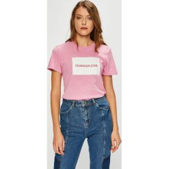 Calvin Klein Jeans - Top. Różowe topy damskie marki Calvin Klein Jeans, s, z nadrukiem, z bawełny, z okrągłym kołnierzem. Za 159,90 zł.