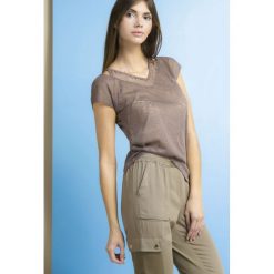Bluzka z koronkowym karczkiem. Szare t-shirty damskie marki Monnari, bez wzorów, z koronki, bez kołnierzyka, z krótkim rękawem. Za 59,50 zł.