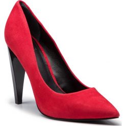 Szpilki GUESS - FLOBA4 SUE08 RED. Czerwone półbuty damskie Guess, z aplikacjami, z zamszu, bez obcasa, na obcasie, bez zapięcia. W wyprzedaży za 399,00 zł.