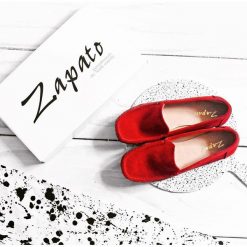 Mokasyny damskie - skóra naturalna - model 001 - kolor czerwony. Czerwone mokasyny damskie Zapato, do pracy, na lato, bez wzorów, z jeansu, klasyczne, na niskim obcasie, na płaskiej podeszwie, bez zapięcia. W wyprzedaży za 248,00 zł.