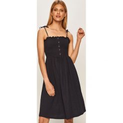Vero Moda - Sukienka. Białe sukienki damskie Vero Moda, na co dzień, s, bez wzorów, z bawełny, casualowe, bez kołnierzyka, z krótkim rękawem, krótkie, mini, proste. W wyprzedaży za 89,90 zł.