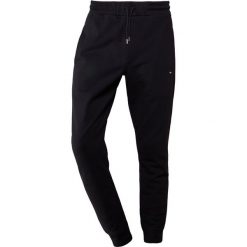 McQ Alexander McQueen SWEATPANTS Spodnie treningowe black. Czarne spodnie męskie marki McQ Alexander McQueen, m, bez wzorów, z bawełny. Za 879,00 zł.