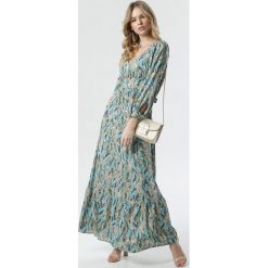 Beżowo-Niebieska Sukienka Lugo. Niebieskie sukienki damskie Born2be, s, z nadrukiem, boho, bez kołnierzyka, z długim rękawem, długie, maxi, rozkloszowane. Za 109,99 zł.