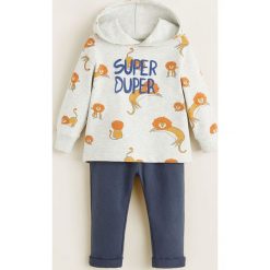 Mango Kids - Bluza dziecięca 80-104 cm. Niebieskie bluzy chłopięce Mango Kids, z nadrukiem, z elastanu, bez rękawów, z kapturem. Za 79,90 zł.