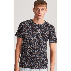 T-shirt z nadrukiem - Czarny. Czarne t-shirty damskie Reserved, xl, z nadrukiem, bez kołnierzyka. Za 49,99 zł.