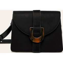 Answear - Torebka. Czarne listonoszki damskie ANSWEAR, w paski, ze skóry ekologicznej, na ramię, małe, bez dodatków. W wyprzedaży za 59,90 zł.