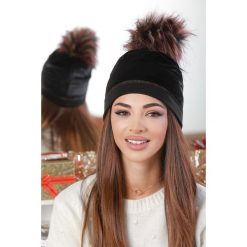 Czapka MATTIE BLACK. Czarne szaliki damskie Czapka MATTIE BLACK, bez wzorów. W wyprzedaży za 29,00 zł.