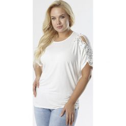 Biała Bluzka Nerilia. Białe bluzki damskie Born2be, xl, w koronkowe wzory, z jeansu, klasyczne, z okrągłym kołnierzem, z krótkim rękawem. Za 49,99 zł.
