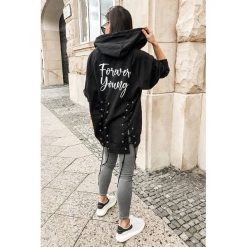 Bluza damska ZARTA. Czarne bluzy sportowe damskie IVET, z napisami, z długim rękawem, długie, z kapturem. W wyprzedaży za 79,00 zł.