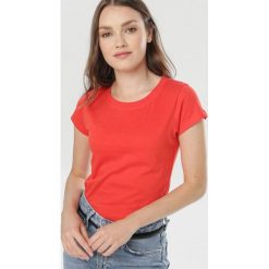 Czerwony T-shirt Himenara. Czerwone bluzki damskie Born2be, s, bez wzorów, bez kołnierzyka, bez rękawów. W wyprzedaży za 14,99 zł.