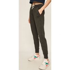 Reebok - Spodnie. Czarne spodnie damskie Reebok, s, bez wzorów, z elastanu. Za 179,90 zł.